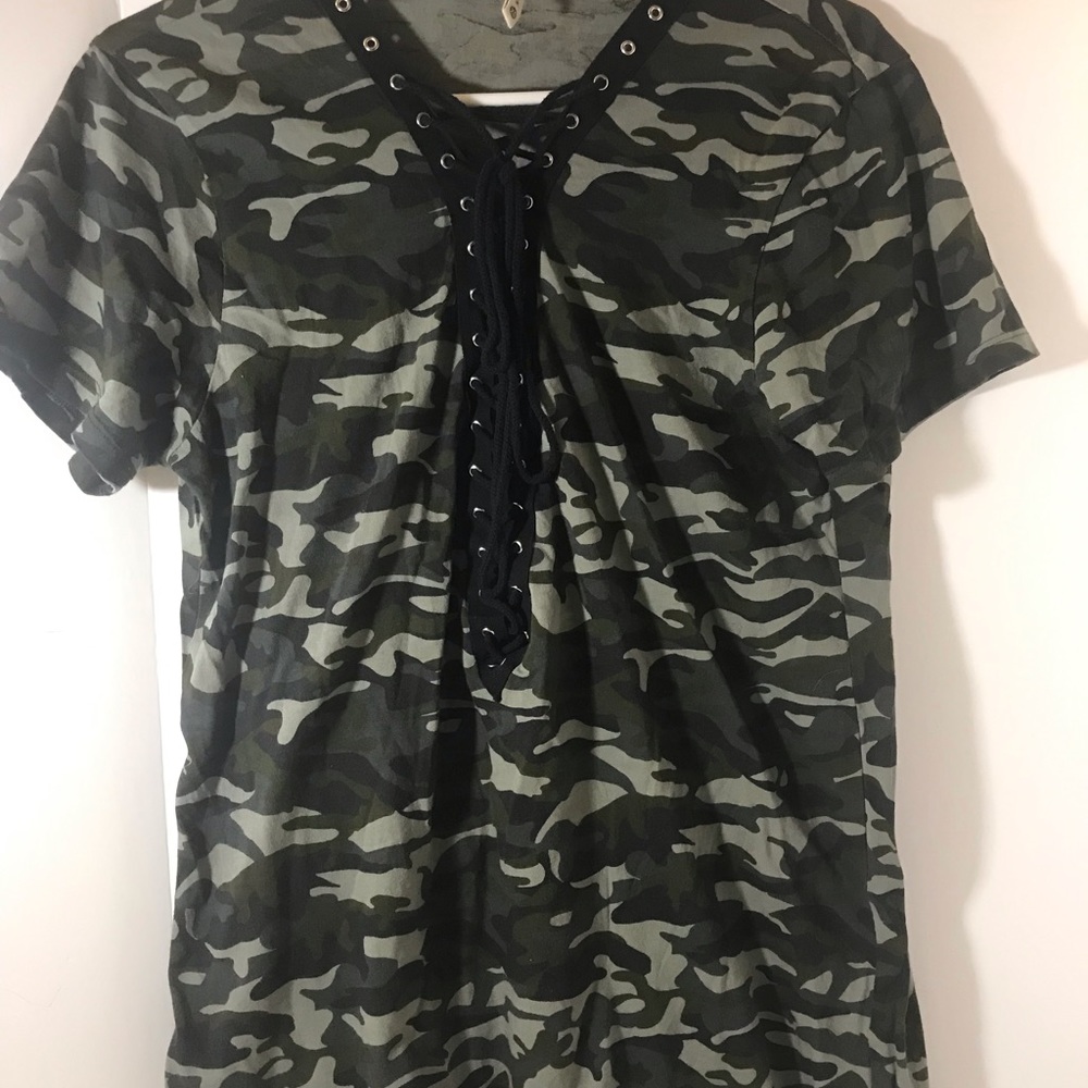 Emma & Sam short sleeve size xs camouflage front tie short sleeve green black